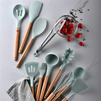 Set de 12 Utensilios de Silicona con Mango de Madera